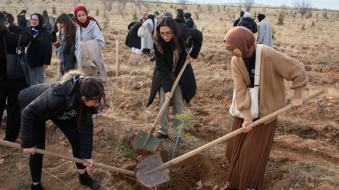 Selçuk Üniversitesi öğrencileri fidanları toprakla buluşturdu